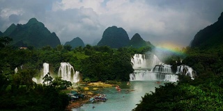 彩虹瀑布在越南Bangioc瀑布和德天瀑布在中国鸟瞰，位于边境附近，人们可以看到这两个国家的瀑布。