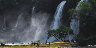 越南Bangioc瀑布位于中国边境附近。