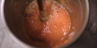 用搅拌机搅拌番茄酱。视频