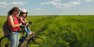 妈妈和女儿骑着自行车