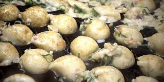章鱼烧是饺子油炸的小吃。日本街头食品