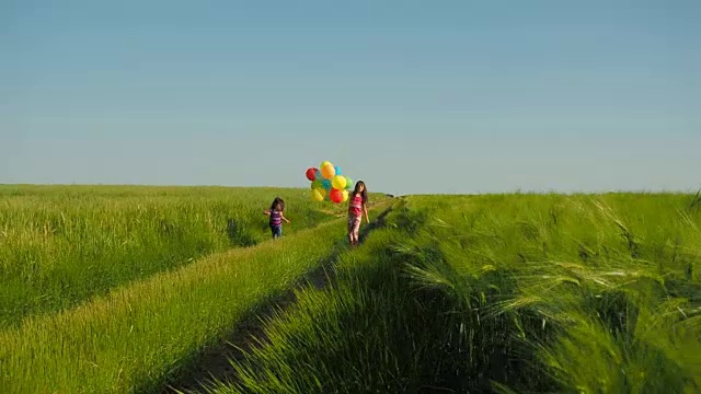 快乐的孩子与气球