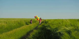 快乐的孩子与气球