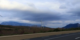 风力涡轮机和道路在东部比利牛斯，法国