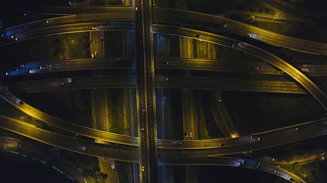曼谷多个堆叠高速公路夜间交通的空中拍摄，航拍视频