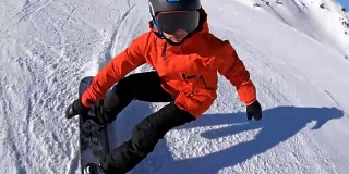 滑雪板运动员做了一个不成功的转弯，摔倒在滑雪坡上