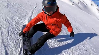 滑雪板运动员做了一个不成功的转弯，摔倒在滑雪坡上视频素材模板下载