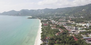 从山上俯瞰芭堤雅海滩。视频。在山顶的风景观察点提供全景的观点，在日落时流行，具有在泰国芭堤雅市的城市和海湾的全景