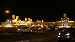 阿拉伯联合酋长国沙迦的黄金市场。夜景用金色灯光照亮建筑物。视频素材模板下载