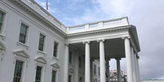 低角度的白宫北门廊入口