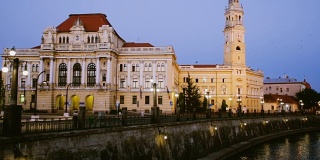 Oradea市政厅和Crisul Repede河的夜晚