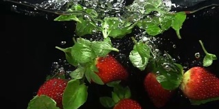 新鲜成熟的浆果和水果落入矿泉水，慢动作