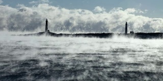 北冰洋烟雾中的撒切尔岛双灯