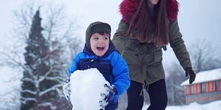 一家人在雪地上享受时光