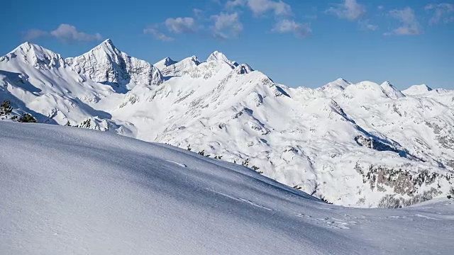 从滑雪胜地的缆车上俯瞰群山