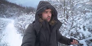 人们在冬天的大自然中拍视频