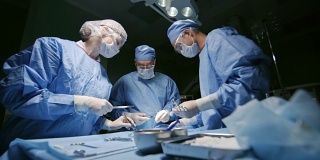 外科医生为病人做手术