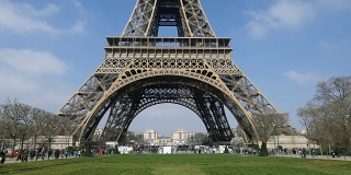 巴黎埃菲尔铁塔前的人群