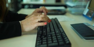 女性的手在电脑键盘上打字