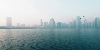 哈立德湖沿岸的淘金。天际线与摩天大楼。阿联酋沙迦的努尔岛。
