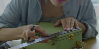 年轻的亚洲妇女正在修理一台老式收音机