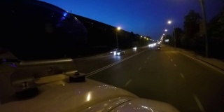 救护车的车灯在暮色中闪烁，高速行驶势在必行