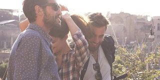 三个快乐的年轻朋友游客在罗马斗牛场笑着在山上玩日落与树木慢镜头稳定摄影机