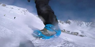 在阳光明媚的冬日里，在意大利阿尔卑斯山的斜坡上滑雪。
