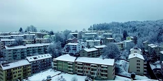 冬日里白雪覆盖的村庄的Arial照片