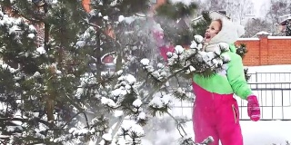 有趣,树,雪。妈妈摇树，雪花落在小女孩身上，小女孩很惊讶，很激动。