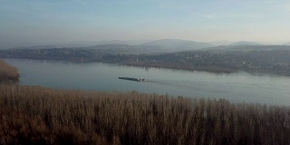 宽阔河流上的货物运输船。鸟瞰图。