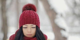 不要在飘落的雪下移动戴着帽子的冻女人