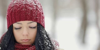 不要在飘落的雪下移动戴着帽子的冻女人