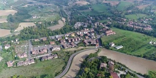 从空中俯瞰意大利的葡萄园，意大利的中世纪小镇，意大利葡萄园的全景