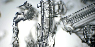 在显微镜下拍摄的冰晶正在融化