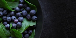 健康的菠菜和蓝莓