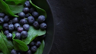 健康的菠菜和蓝莓视频素材模板下载