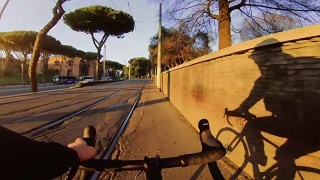骑自行车:路上自行车的影子在墙上视频素材模板下载