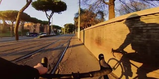 骑自行车:路上自行车的影子在墙上