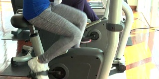 年轻女子在健身房锻炼