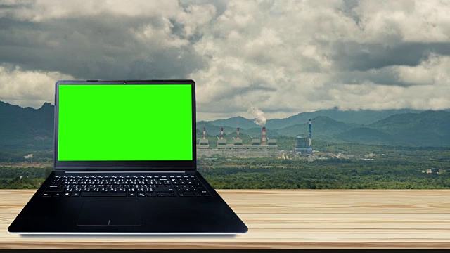 4k:绿色屏幕，背景powerhouse clouds time lapse。