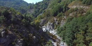 岩石河全景在峡谷杜塔恩