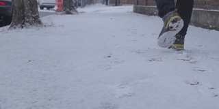 在韩国首尔冬天的雪地里，脚走路的慢动作