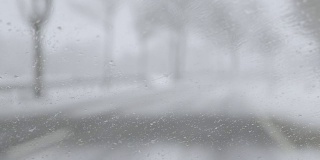 冬季驾驶-驾驶在一个下雪的乡村道路在雪序列聚焦挡风玻璃