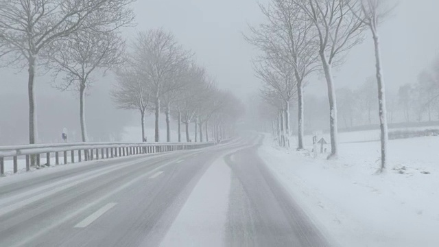 冬季驾驶-在大雪下的山路上驾驶- POV拍摄