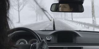 冬天开车-在大雪下的乡村道路上开车要小心