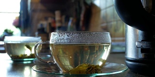 茶杯的细节。蒸汽从杯子里升起。