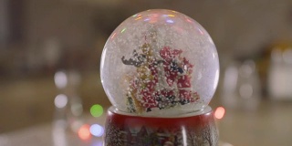 雪花球与飘落的雪-圣诞玩具