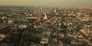 在泰国曼谷的高楼上空飞翔