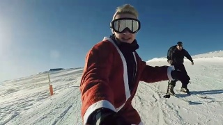 滑雪坡上的朋友视频素材模板下载